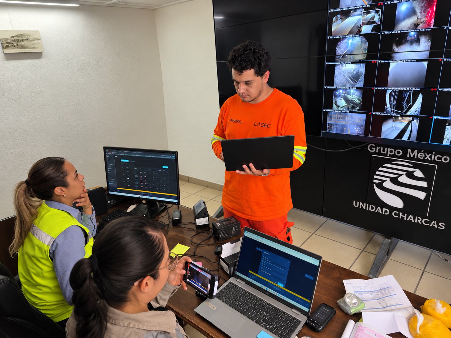 Equipo de supervisión de LASEC en la sala de control de Unidad Charcas monitoreando la operación